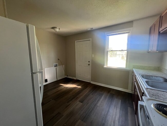 Building Photo - Cute 2 bedroom 1 bath duplex that is centr...