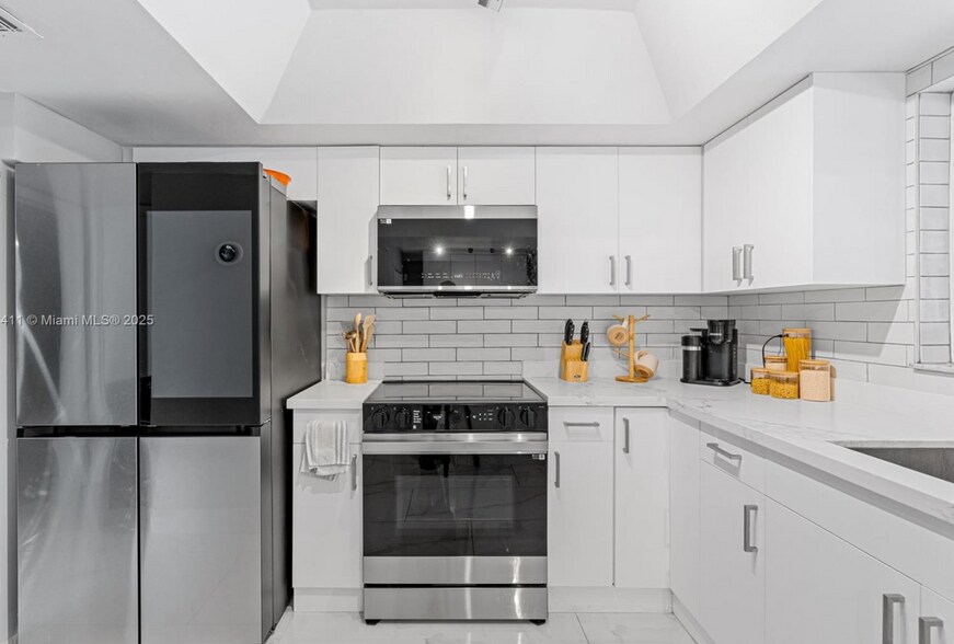 Building Photo - 8351 SW 39th Ct