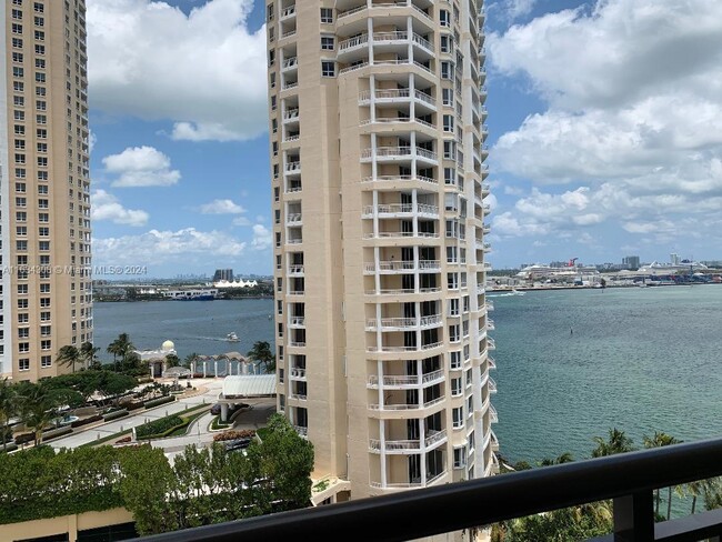 Building Photo - 540 Brickell Key Dr