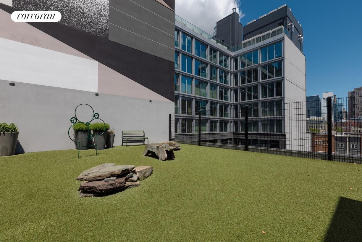 Building Photo - 547 W 47th St