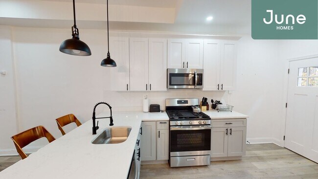 Building Photo - ROOM ONLY in 5-bed/3.5-bath Home