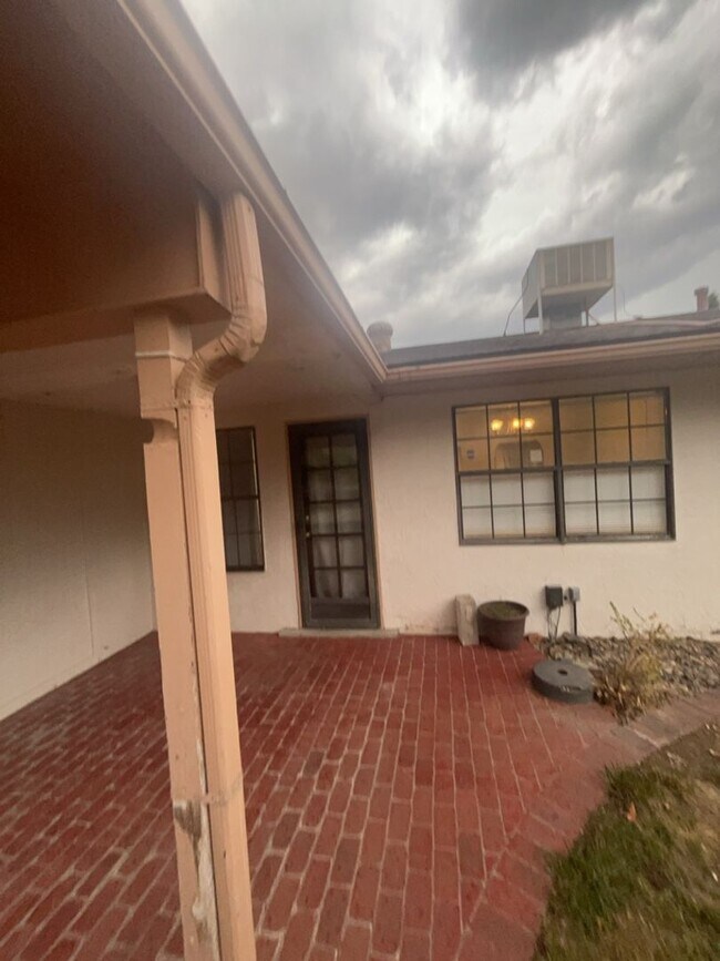 Building Photo - 1052 Monte Largo Dr NE