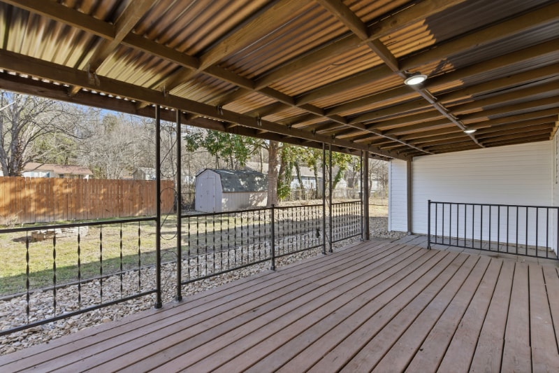 Building Photo - 405 Lake Dr