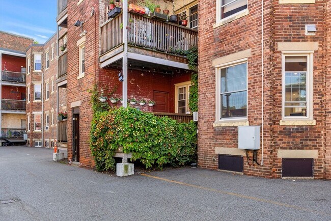 Building Photo - 193 Pleasant St