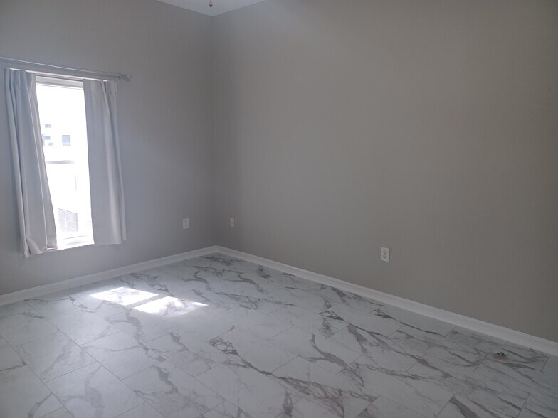 Building Photo - 2250 Candlewood Ln E