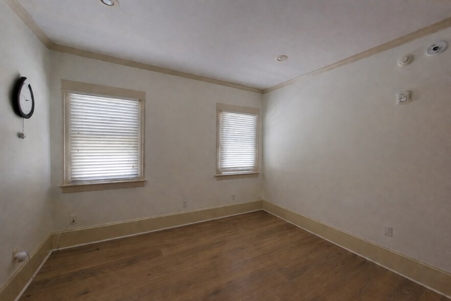 Building Photo - 1613 King St