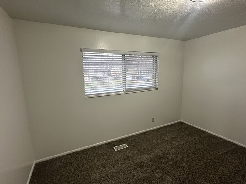 Building Photo - 689 E 2300 N