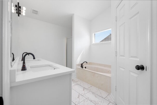 Building Photo - Recently renovated 3 bedroom, 2 bathroom h...