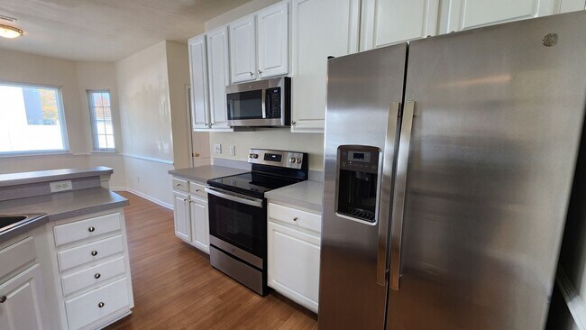 Building Photo - Sawyer Lakes