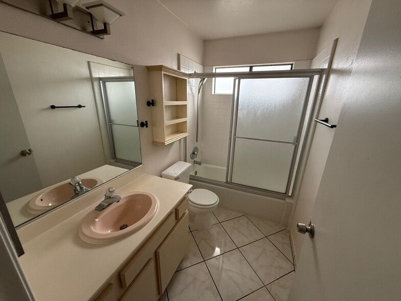 Building Photo - 1023 W 20th St