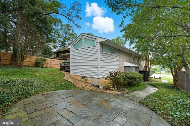 Building Photo - 6251 Lakeview Dr