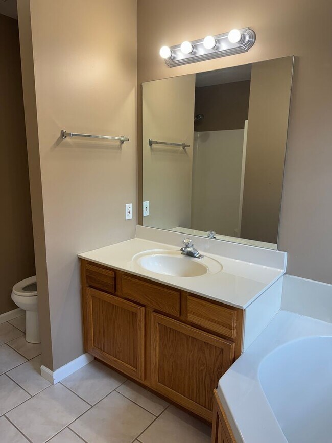 Building Photo - Single Family Home - Available For Rent!