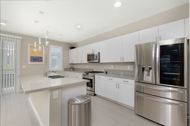 Building Photo - Fully furnished luxury townhome in Affinit...