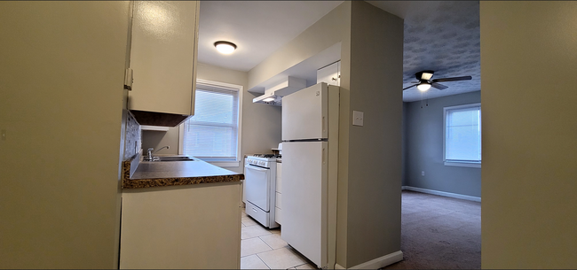 Building Photo - Beautiful studio Apartment Close to Wright...