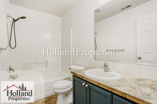 Building Photo - Live in Style: Updated Townhome with Amenities & Ideal Location