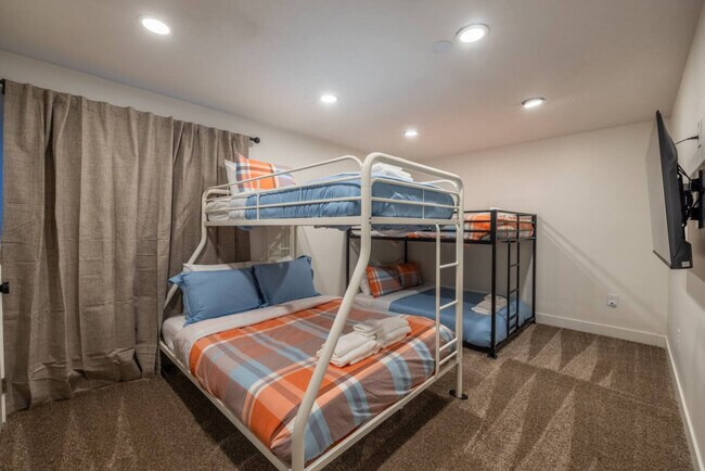 Building Photo - 1157 E Sego Lily Dr