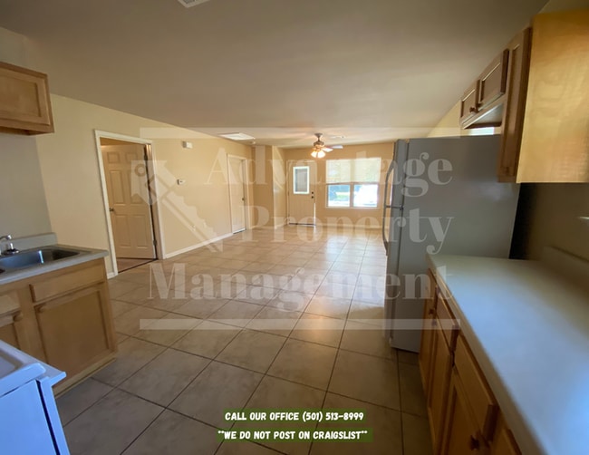 Building Photo - 1136 N Ash St