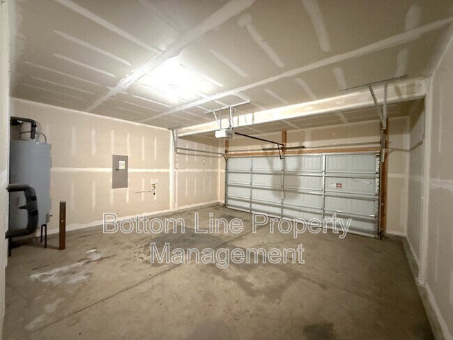 Building Photo - 1321 Waylon Ave