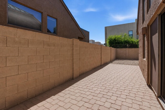 Building Photo - 2027 E University Dr