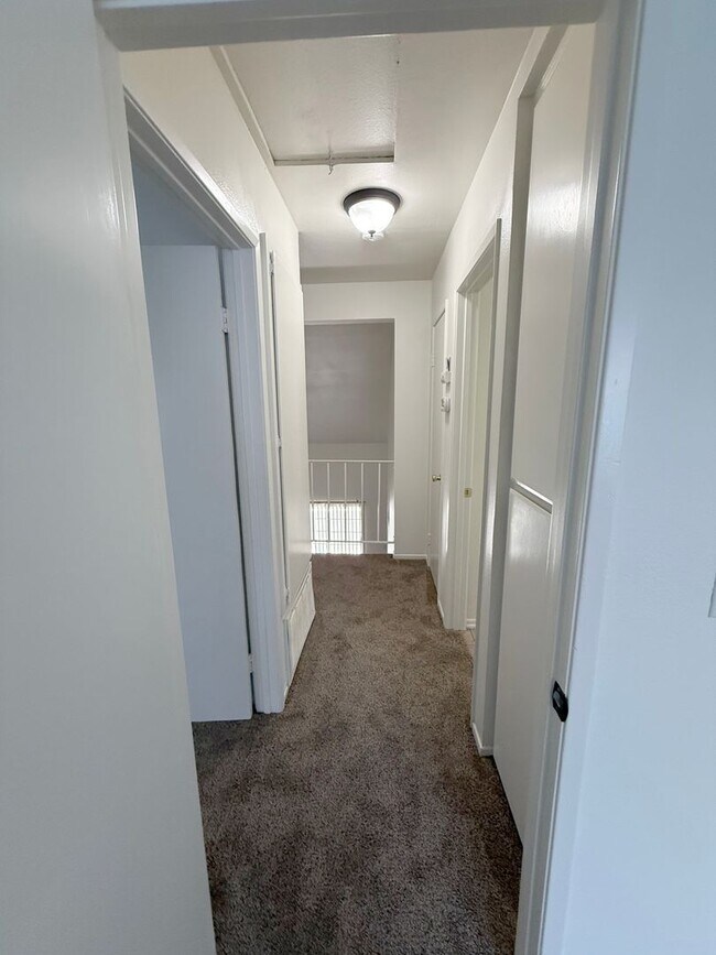 Building Photo - 2.5 Bed + 1.5 Bath + 2 Car Garage + Centra...