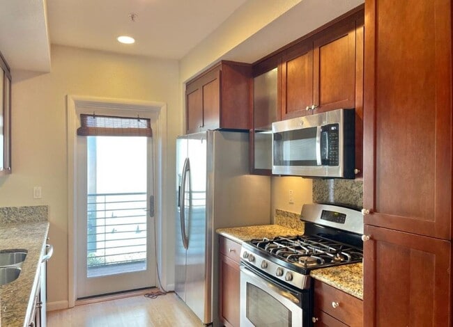 Building Photo - 32 Glashaus Loop