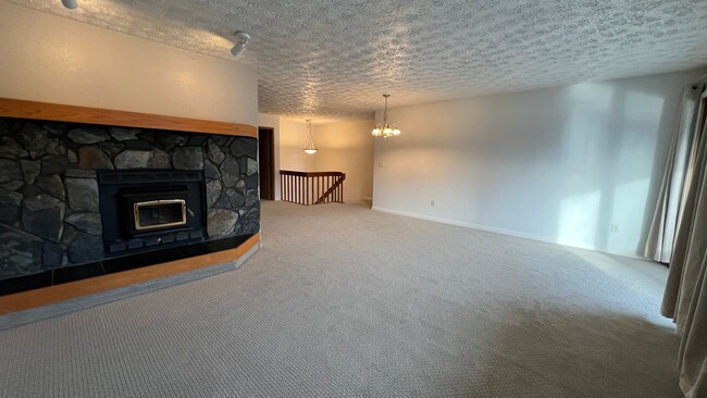 Building Photo - Beautifully maintained (3) bedroom, (2) ba...