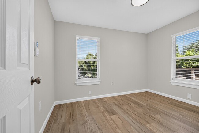 Building Photo - 908 1/2 Jewett St