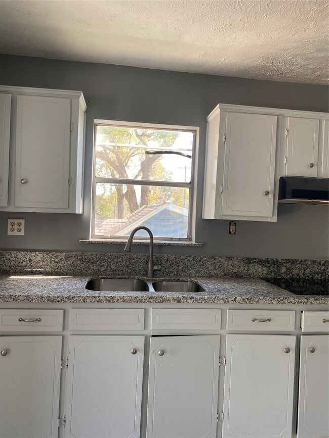 Building Photo - 8220 Glenview Dr