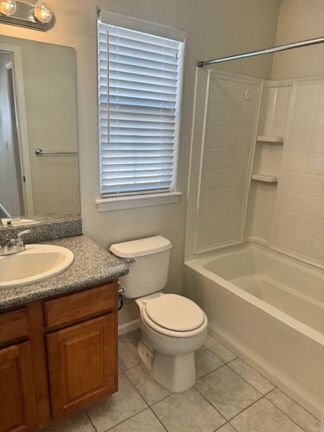 Building Photo - Shasta View Gardens Home - AVAILABLE for Move In