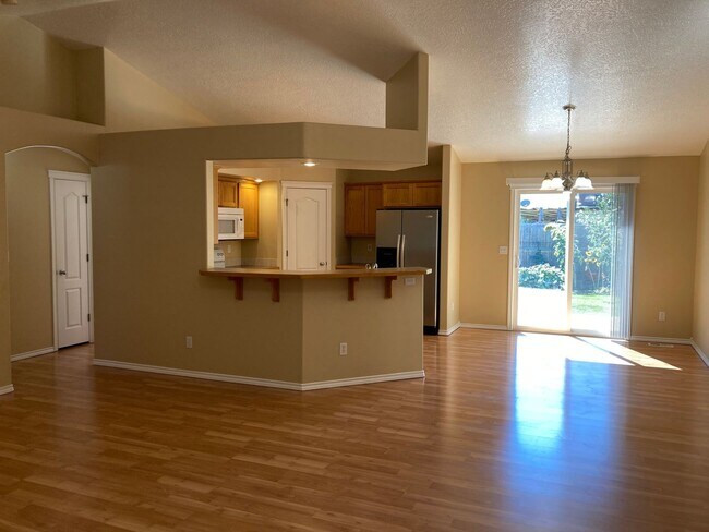 Building Photo - 928 N Middlemist Pl - Awesome Backyard, Go...