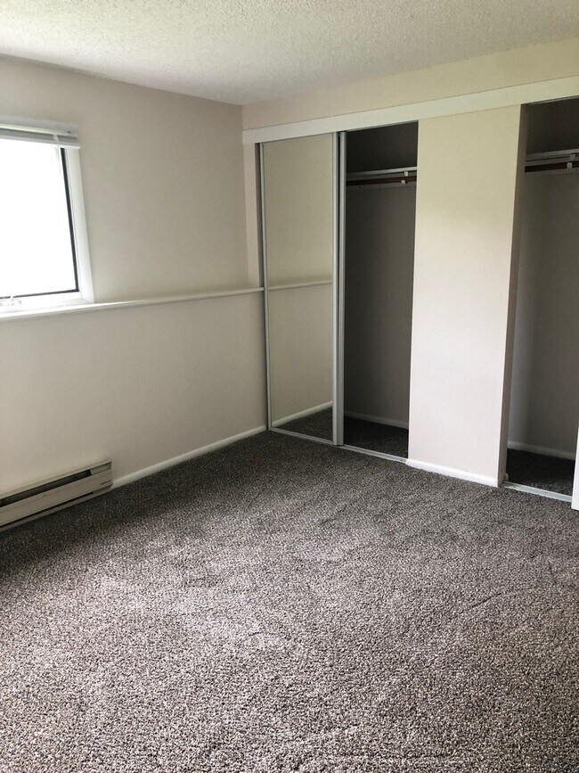 Building Photo - 3 Bedroom, 1 Bathroom Unit in Duplex for Rent