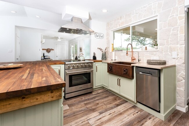 Building Photo - Extravagant 5 Star Vacation Home - Your Private Retreat in Hill Country, Wimberley Texas