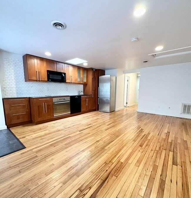 Building Photo - 229 Elm St