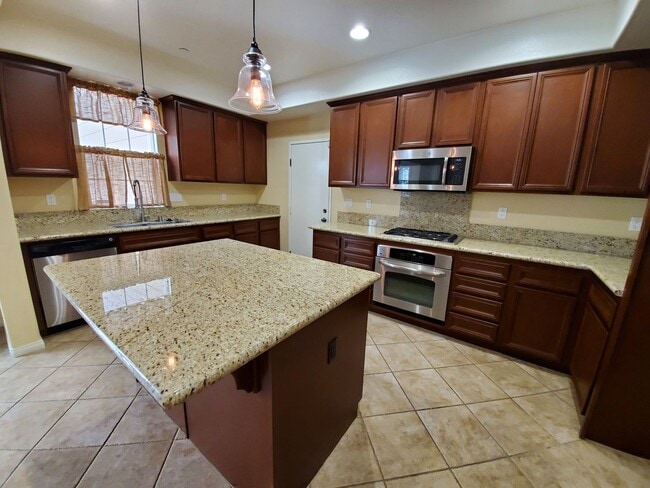 Building Photo - Spacious 4 Bedroom 3 Bath Two Story Riverp...