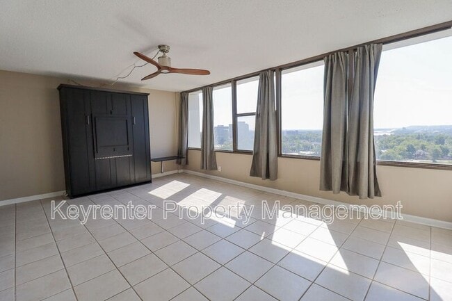 Building Photo - 410 W 7th St