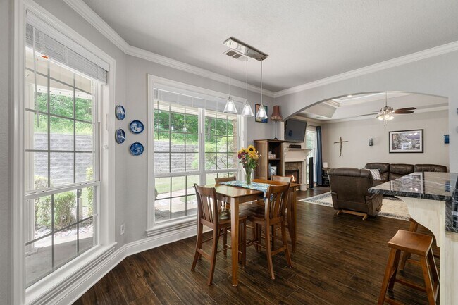 Building Photo - Luxury Living