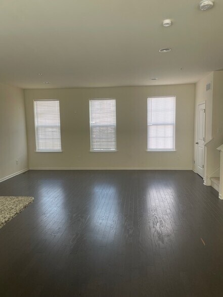 Building Photo - 112 Graystone Dr