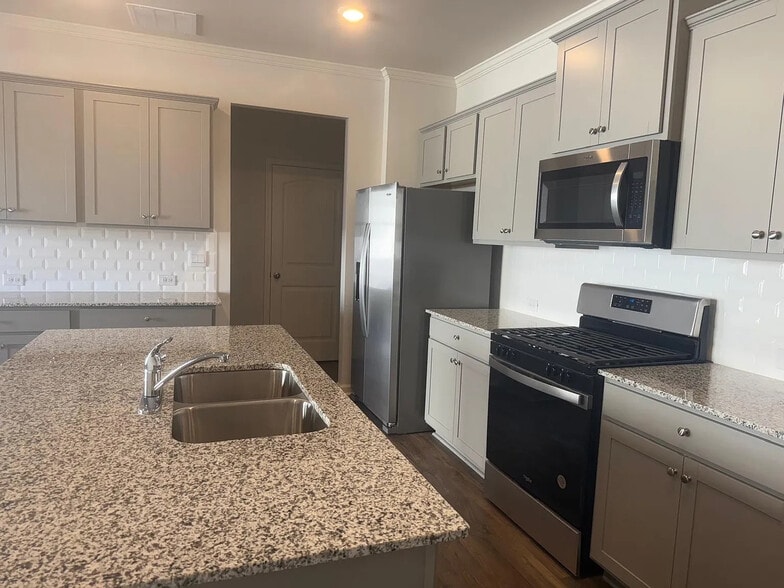 Building Photo - Room in Townhome on Poppy Ct