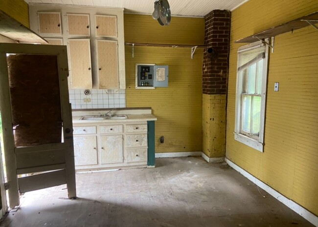 Building Photo - Historic Property! - $290 Month / $600 Down