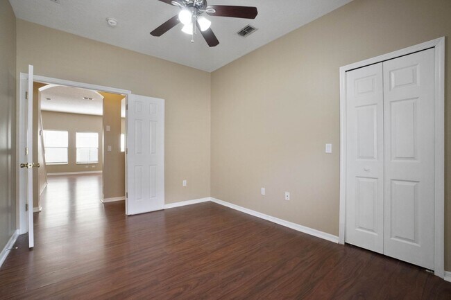 Building Photo - Spacious 4/3 House With 3-Car Garage In Th...