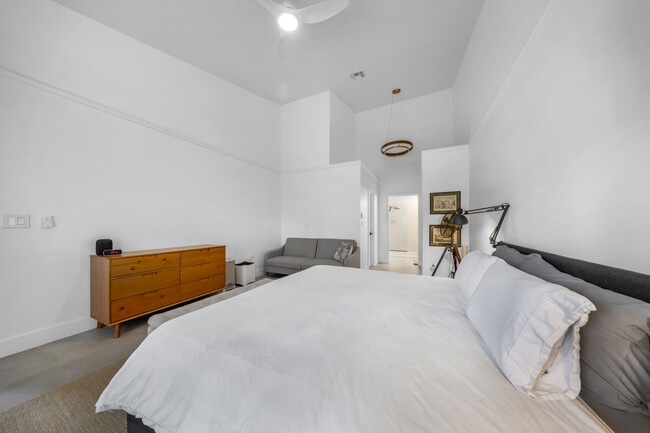 Building Photo - 4117 W Palm Aire Dr