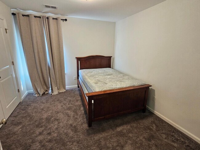 Building Photo - 819 Queenshire Ln