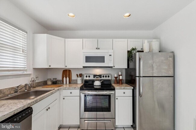 Building Photo - Great Townhouse w/ 2 Bedrooms, 1.5 Baths, ...