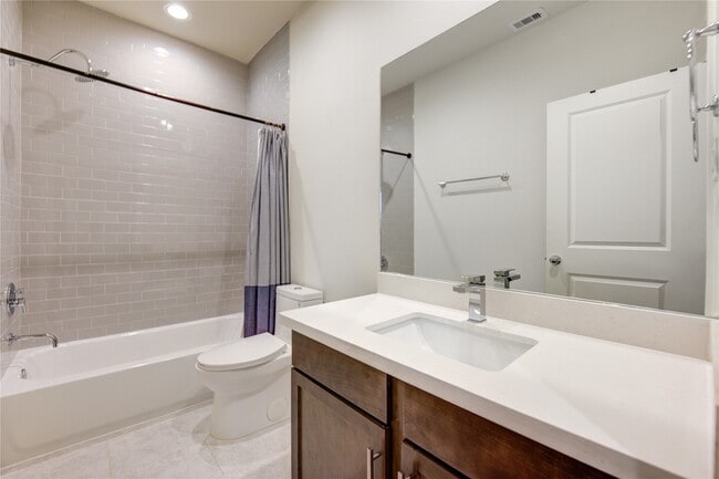 Building Photo - 730 Carriage Knls Dr