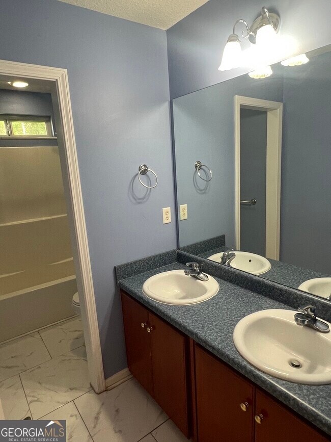 Building Photo - 107 Camellia Ct
