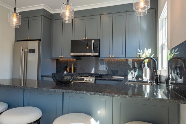 Building Photo - 93 Grove St