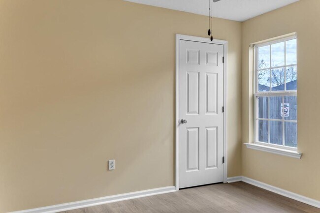 Building Photo - 819 Kristen Ln