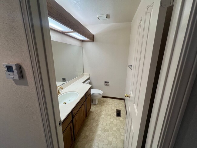 Building Photo - Spacious 3 bed 2.5 bath home in Mountain View. Must see!