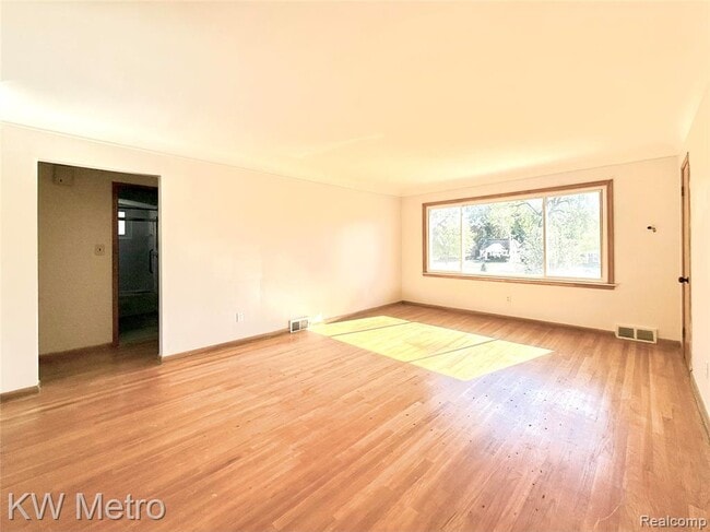 Building Photo - 2182 Vernier Rd