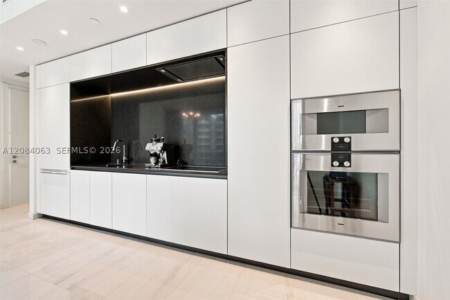 Building Photo - 300 Biscayne Blvd